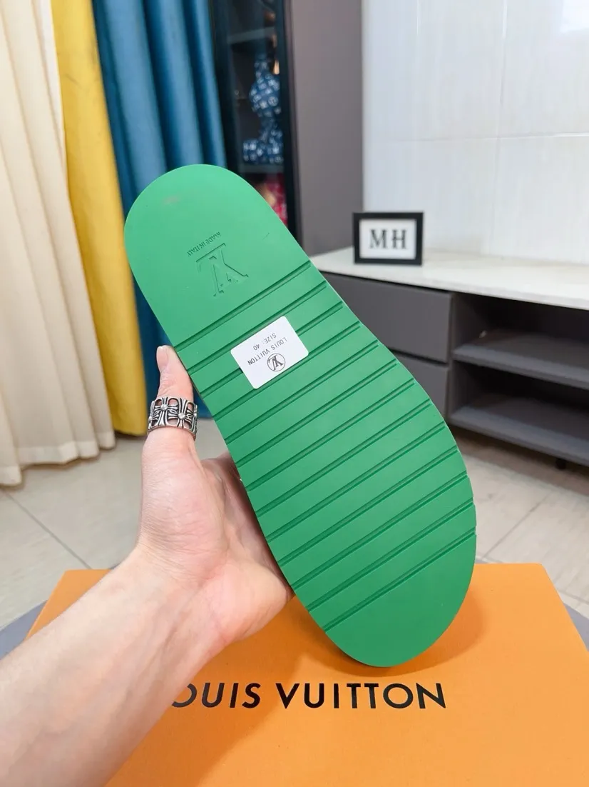Men's shoes💰300🌹🌹【LV】Multi-color new men's slippers, original top-quality version, original special cowhide with pebbled embossing➕sheepskin on the inner and side, non-slip combination sole, more stable walking, more comfortable and lightweight, high-end and generous, size: 38~44